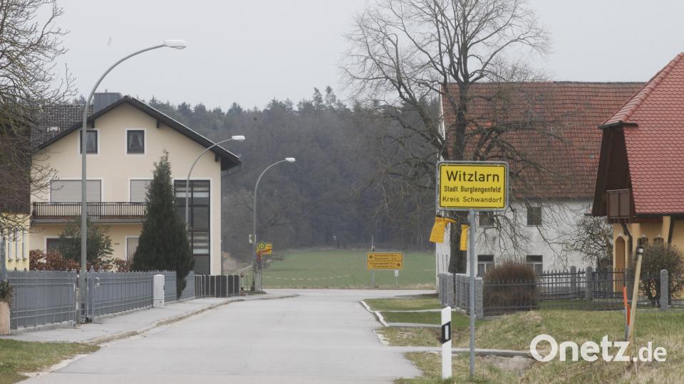 Im Wald bei Witzlarn (Hintergrund) soll ein Windpark mit zwölf Windrädern entstehen. Dagegen formiert sich Widerstand aus der Bevölkerung. Bild: Hirsch