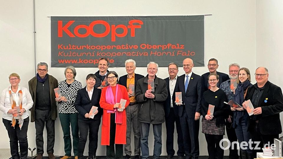 Im Beisein von Regierungspräsident Walter Jonas (Sechster von links) und Bürgermeister Martin J. Preuß (Siebter von links) stellten der Leiter des Luftmuseums Wilhelm Koch (rechts) und Wolfgang Herzer (Achter von links) im Amberger Luftmuseum das Jahresprogramm 2024 der Kulturkooperative Oberpfalz vor. Bild: Marcus Rebmann