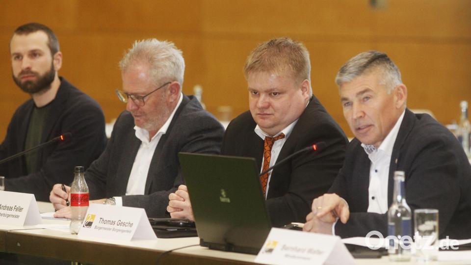 &quot;Windkümmerer&quot; Bernhard Walter, die beiden Bürgermeister Thomas Gesche und Andreas Feller sowie der Klimaschutzmanager der Stadt Schwandorf, Johannes Stapf (von rechts), werben bei der Bürgerversammlung in der Oberpfalzhalle um Akzeptanz in der Bevölkerung für den Windpark bei Witzlarn. Bild: Hirsch