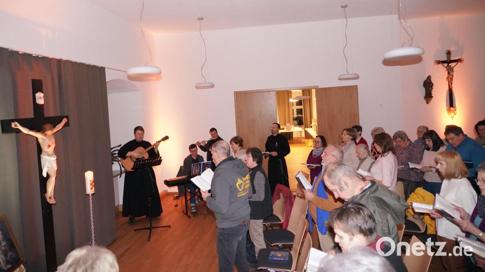 Auch musikalisch begegnen sich zu Beginn der Pfarrmission die Missionare mit Pater Benedikt (links) und die Christen der Pfarrei St. Sebastian Waldthurn im Waldthurner Pfarrheim. Bild: fvo