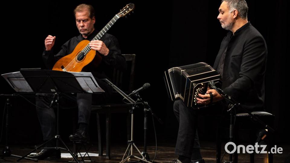 Gitarrist Friedemann Wuttke und Bandoneonist Victor Hugo Villena gastieren am 17. März bei den Weidener Meisterkonzerten. Bild: Benjamin Waldmann/exb