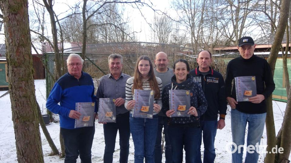 Die langjährigen Mitglieder mit dem Bayerischen Meister Martin Eckert (Vierter von rechts) und der Bayerischen Jugendmeisterin Magdalena Eckert (Dritte von links). Bild: gz