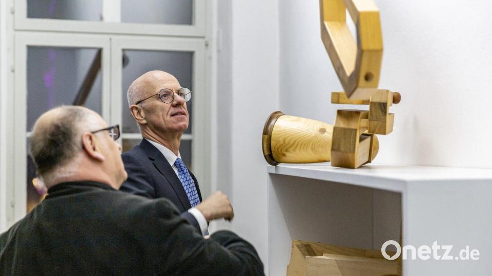 Im Beisein von Regierungspräsident Walter Jonas (rechts) stellte der Leiter des Luftmuseums, Wilhelm Koch mit weiteren Gästen im Amberger Luftmuseum das Jahresprogramm 2024 der Kulturkooperative Oberpfalz vor. Bild: Marcus Rebmann