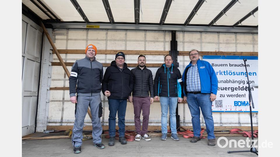 Bei der Kundgebung sprachen fünf Redner für die verschiedenen Branchen: Vertreter des Handwerks, der Landwirtschaft, der Gastronomie, des Transportgewerbes und ein Vertreter des neu gegründeten Vereins &quot;Hand in Hand für unser Land&quot;. Bild: rw