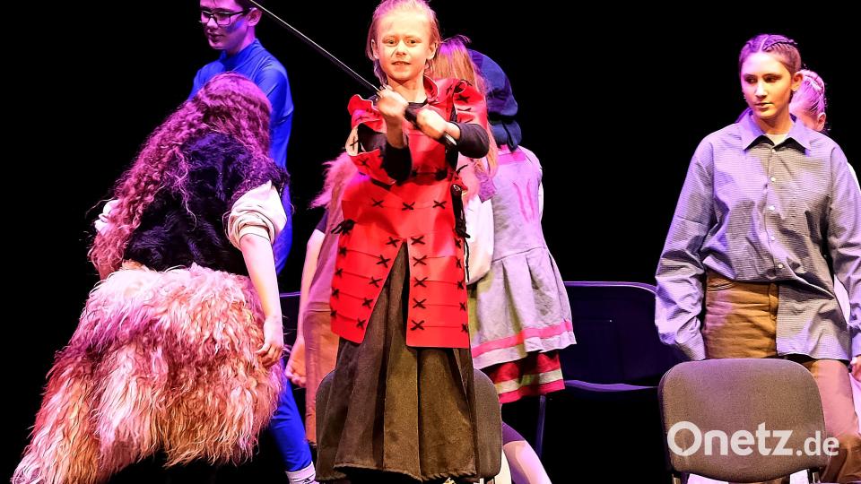 Der chinesische Krieger wundert sich ebenso wie der Neandertaler und William Shakespeare, in welche Zeit sie hier geraten sind (Theatergruppe der Unterstufe am Max-Reger-Gymnasium). Bild: Peter Ringeisen