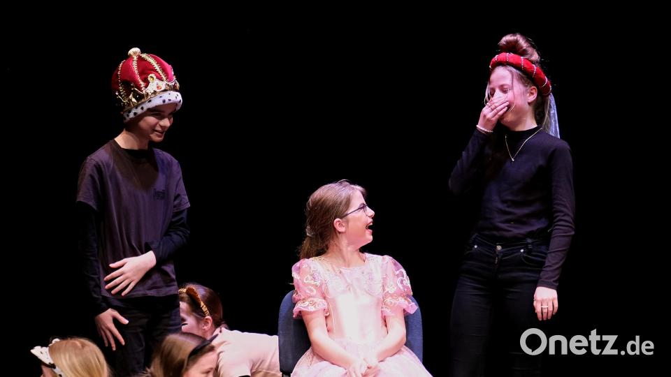 Wenn die Prinzessin lacht, kann keiner ernst bleiben (Theatergruppe &quot;Die Eulenspieler&quot; am Erasmus-Gymnasium). Bild: Peter Ringeisen