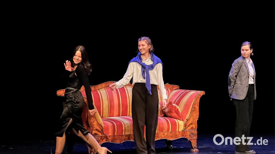 Um die schöne Helena (links) dreht sich alles: Paris schmachtet sie an, sein vernünftiger Bruder Hektor erkennt die Kriegsgefahr (Theatergruppe 7.-12. Jgst. an den Dr.-Johanna-Decker-Schulen). Bild: Peter Ringeisen