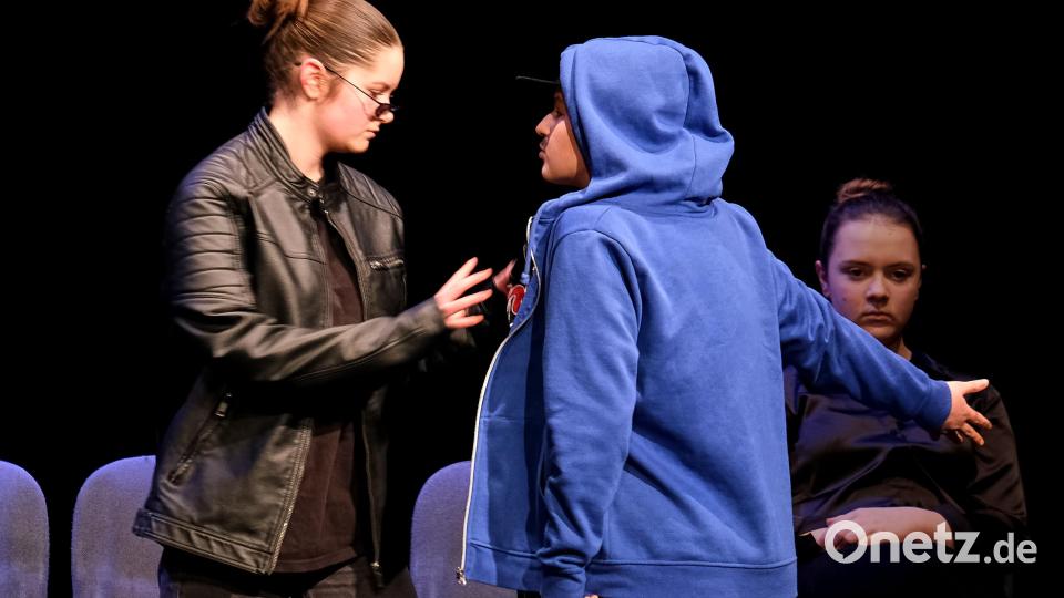 Beim Aufeinandertreffen der unterschiedlichsten Charaktere dauert es nicht lange, bis Aggressionen auftreten (Theatergruppe der Mittel-/Oberstufe am Max-Reger-Gymnasium). Bild: Peter Ringeisen