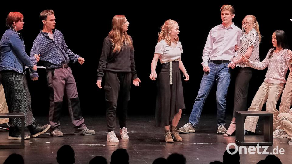 Die verfeindeten Familien sind entsetzt, als sie herausfinden, dass die Töchter Romy und Julia (Bildmitte) sich angefreundet haben (Theatergruppe Mittel-/Oberstufe am Erasmus-Gymnasium). Bild: Peter Ringeisen