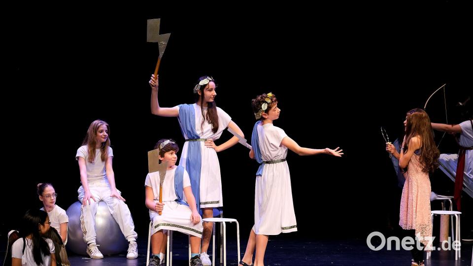 Erstaunt stellen die griechischen Götter fest, dass es recht unordentlich auf der Welt zugeht (Theatergruppe &quot;Spotlights&quot; am Gregor-Mendel-Gymnasium). Bild: Peter Ringeisen