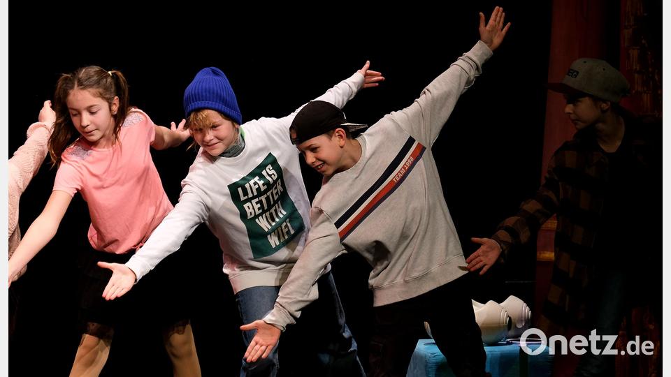 Mit schwungvoller Show-Geste schloss die Musicalklasse ihren Auftritt ab (Max-Reger-Gymnasium). Bild: Peter Ringeisen