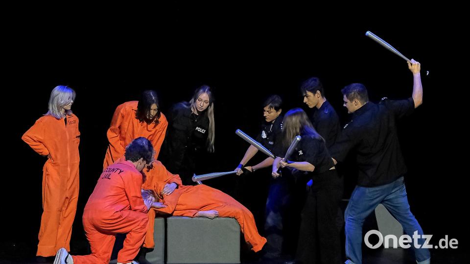 In ihren Rollen als Gefangene und Wärter verändern alle ihre gewohnte Persönlichkeit: Macht und Ohnmacht beeinflussen sie (Theatergruppe &quot;Die Oskars&quot; am Gregor-Mendel-Gymnasium). Bild: Peter Ringeisen