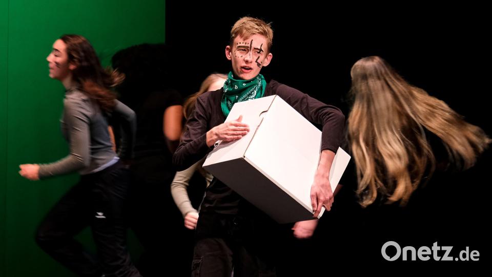Die Trommel gibt den Rhythmus zum gemeinsamen Handeln vor beim Räuberstück der Franz-Xaver-von-Schönwerth-Realschule. Bild: Peter Ringeisen