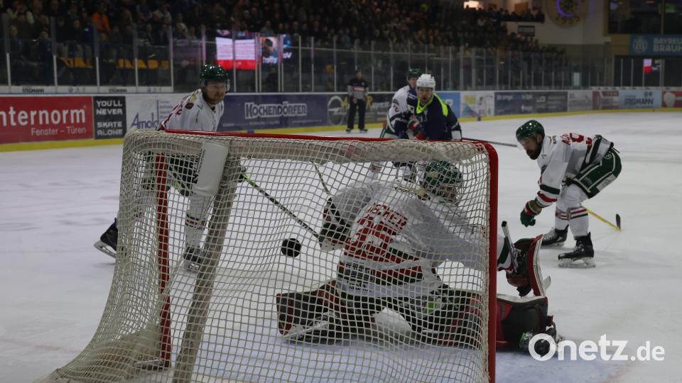 Das 2:0 für die Blue Devils: Torschütze Luca Gläser (im Hintergrund) wird von den Herner Verteidigern bedrängt und trifft trotzdem. Bild: Neubert