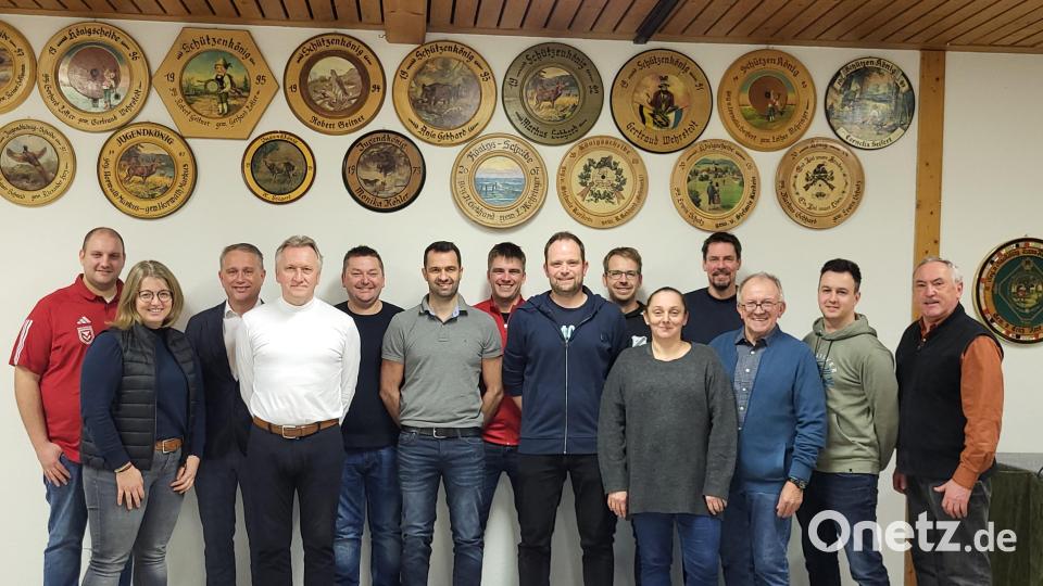 Der für zwei Jahre gewählte Vorstand des Sportvereins Michaelpoppenricht (von links): Vorsitzender Sven Schmidt, Yvonne Roidl, Bürgermeister Hermann Böhm, Hans Prechtl, Franz Schubert, Michael Rudert, Bastian Boesen, Thomas Rudert, Rainer Schmid, Sabine Maurer, Josef Lang, Sebastian Piehler und Werner Gebhard. Bild: Yvonne Roidl/exb