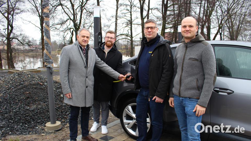 Der Ladepark wurde mit Ansprachen offziell eröffnet. Von links Landrat Roland Grillmeier, Klimaschutzmanager Lukas Faltenbacher, Florian Oswald, Projektleiter der Partnerfirma Qwello und Johannes Menner von der Tiefbaubauverwaltung (er war verantwortlich für die bauliche Umsetzung des Parkplatzes). Bild: Marie Kammermeier/Landratsamt Tirschenreuth/exb
