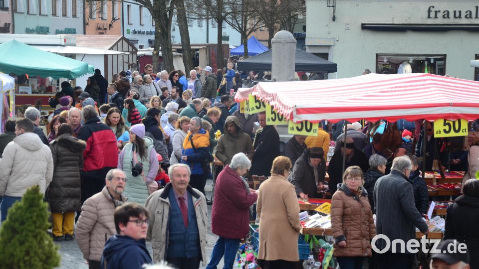 Weidener Wimmelbild: Der Mittefastenmarkt lockt viele Besucher in die Innenstadt. Bild: Kunz