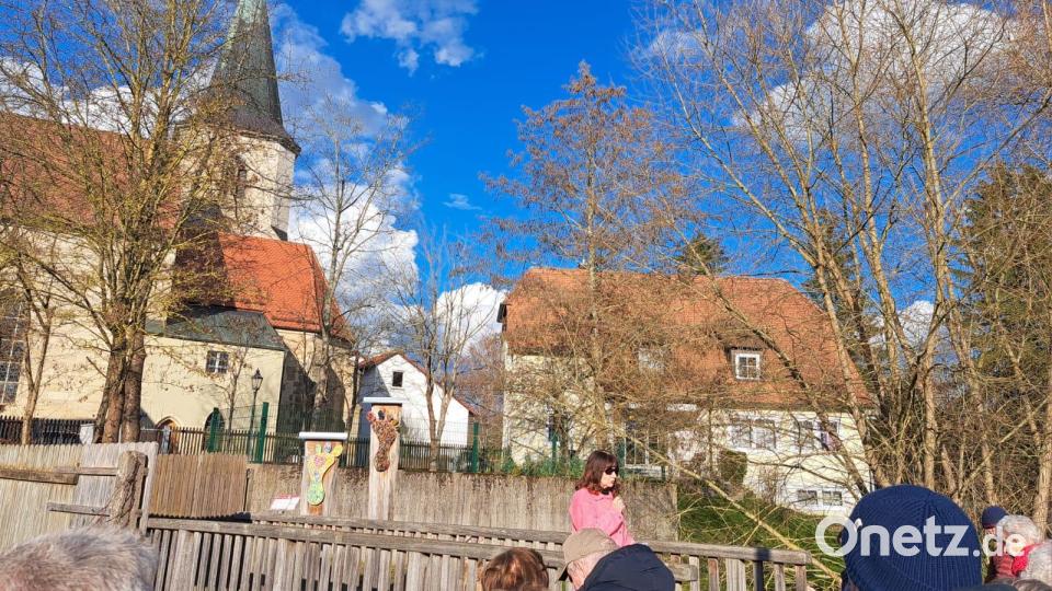 Marianne Gottschalk (Bild) und Elisabeth Schraml führen durch die Stadt. Der Kirchensteig ist idyllisch im Schatten der Altstadt versteckt. Bild: Heimatverein Grafenwöhr