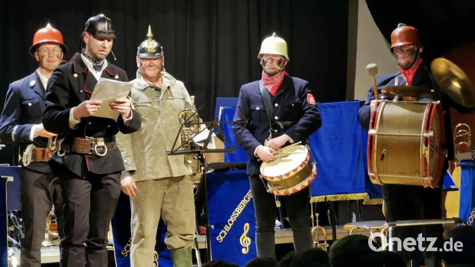 Die Feierwehrkapelln um Fastenprediger Fabian Wild glänzten mit einem gelungenen Auftritt beim Eslarner Starkbierfest. Bild: gz