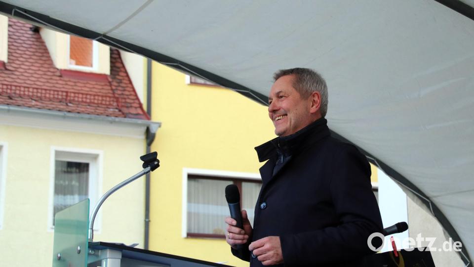 Bürgermeister Joachim Neuß rief dazu auf, die Demokratie als unumstößliches Gut zu verteidigen. Bild: jma