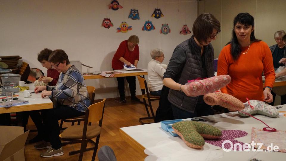 Etwa 30 Frauen sind an mehreren Tagen mit dem Herstellen der Herzkissen beschäftigt. Das Ergebnis kann sich sehen lassen. Bild: wel