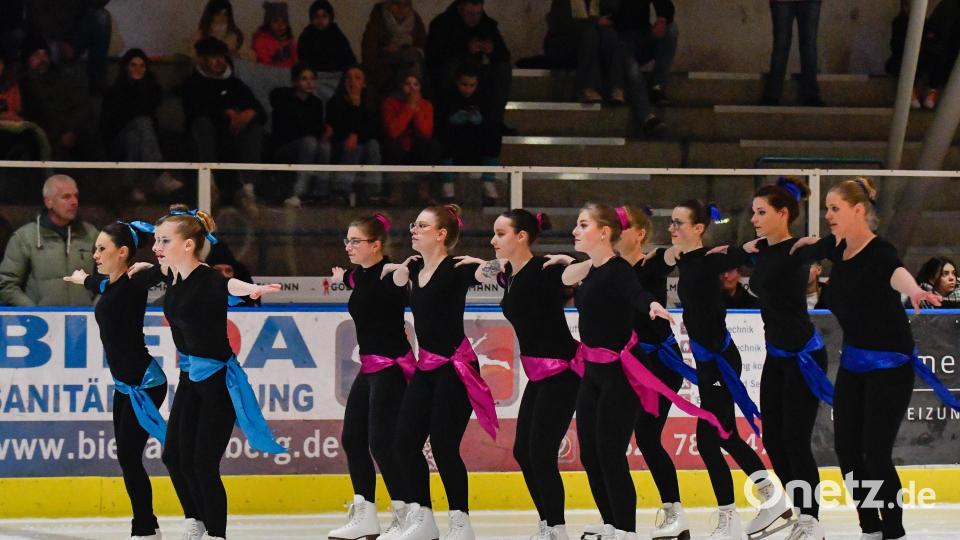 Schaulaufen der ESC Eiskunstlaufabteilung Amberg; hier die Erwachsenengruppe. Bild: Petra Hartl