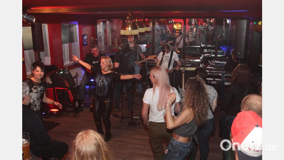 Die begeisterten Gäste gehen zu den Riffs von &quot;Old Boy &amp; The Rockin&#039; Guys&quot; voll mit, ob beim Singen oder/und Tanzen. Bild: pi