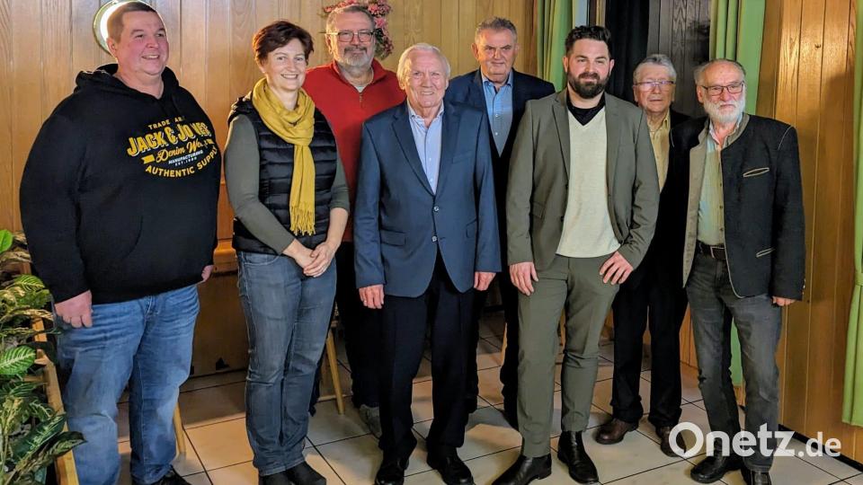 Die Musikschule weiß, was zum guten Ton gehört: Die Verantwortlichen überreichten in der Jahreshauptversammlung an einige Mitglieder Auszeichnungen für langjährige Vereinstreue. Von rechts: Vorsitzender Reinhold Schwarzmeier, Musikschulleiter Karl Wildenauer und Bürgermeister Sebastian Dippold, von links stellvertretender Vorsitzender Gerhard Nikol und zweite Bürgermeisterin Tanja Kippes. Bild: kwl