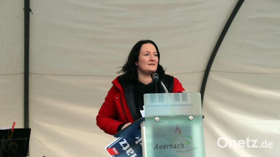 Sabrina Feige von der IG Metall Amberg forderte klipp und klar: &quot;Wir dürfen uns jetzt nicht wegducken.&quot; Bild: jma
