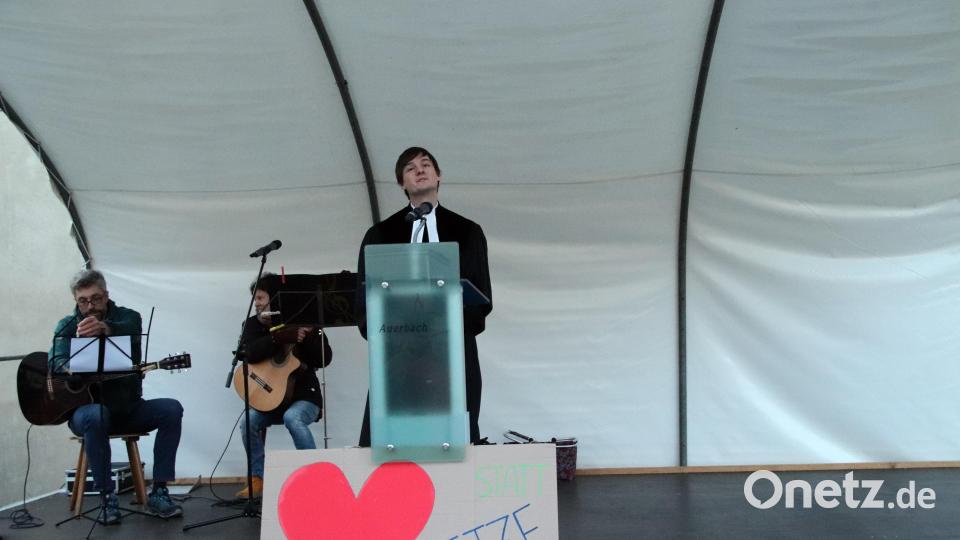 Pfarrer Michael Heran sprach über die Menschlichkeit. Bild: jma