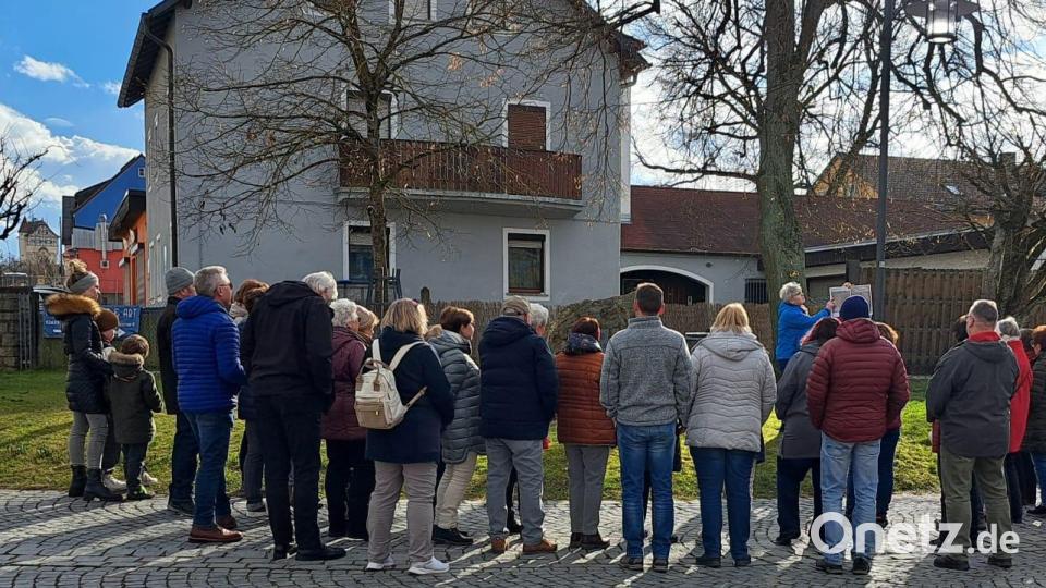 Elisabeth Schreml informiert rund 50 Teilnehmer über den John. F. Kennedy-Gedenkstein. Bild: Heimatverein Grafenwöhr