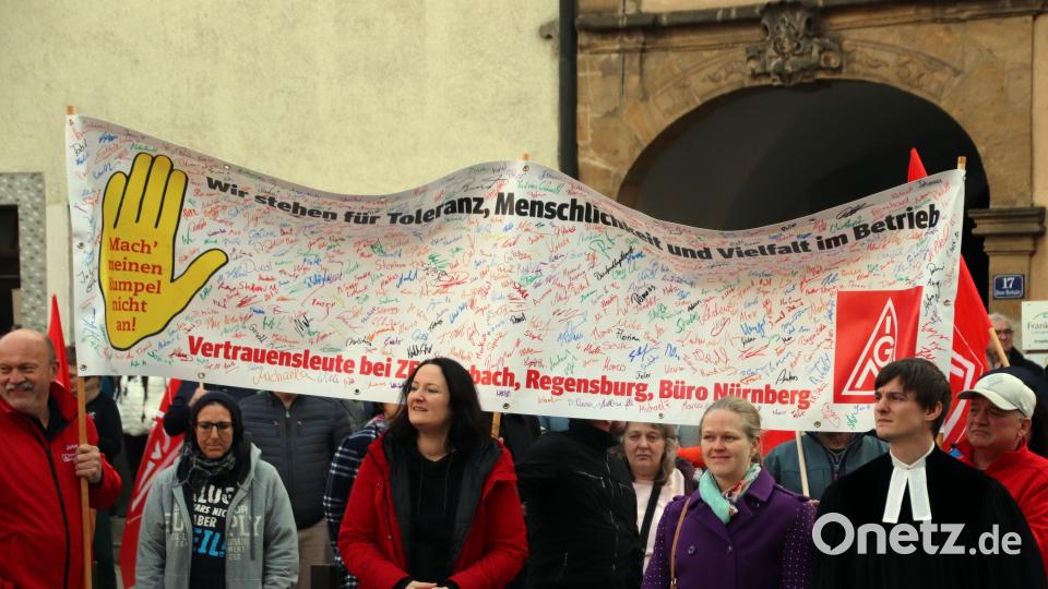 Auf einem Plakat hatten die Vertrauensleute von ZF Auerbach Unterschriften für den sozialen Zusammenhalt in den Betrieben gesammelt. Bild: jma