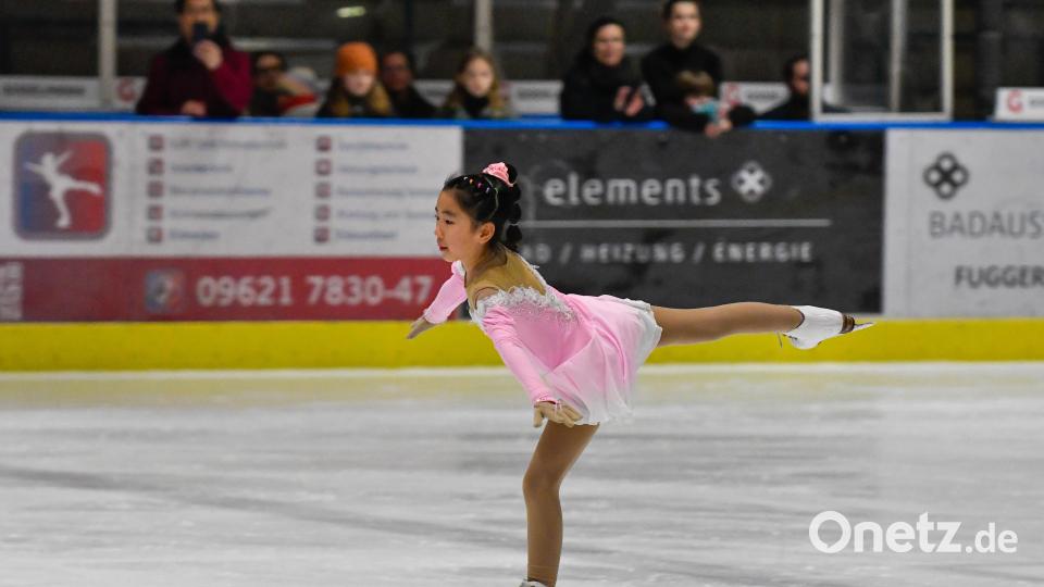 Schaulaufen der ESC Eiskunstlaufabteilung Amberg: hier LeYang Tang. Bild: Petra Hartl