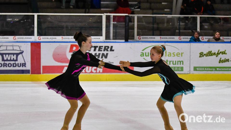 Schaulaufen der ESC Eiskunstlaufabteilung Amberg; hier Zoe Purrer &amp; Isabel Jahn. Bild: Petra Hartl