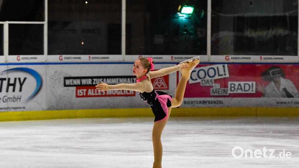 Schaulaufen der ESC Eiskunstlaufabteilung Amberg; hier Isabel Jahn. Bild: Petra Hartl