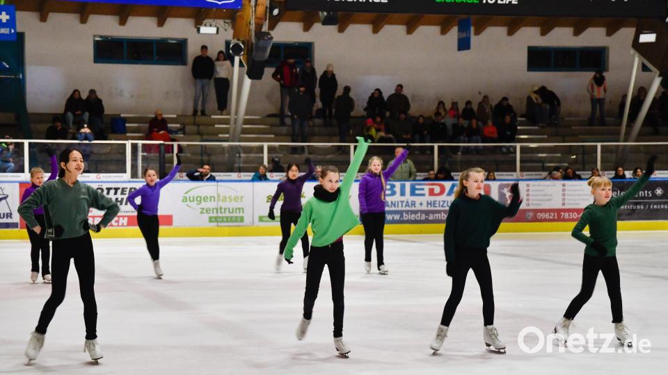 Schaulaufen der ESC Eiskunstlaufabteilung Amberg; hier die Gruppe 2a. Bild: Petra Hartl