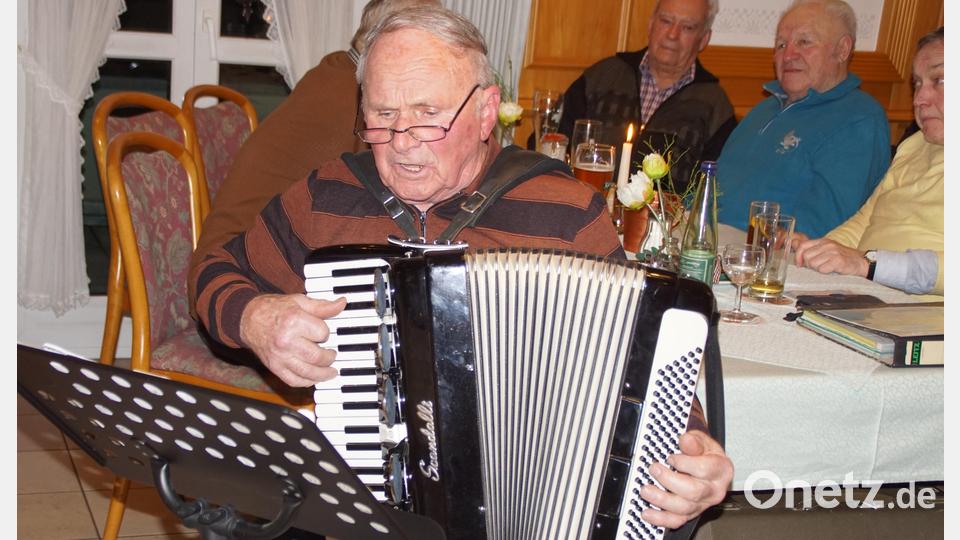 Gut aufgelegt greift der 87jährige Hans Gietl aus Schwarzenfeld in die Tasten. Bild: mmj