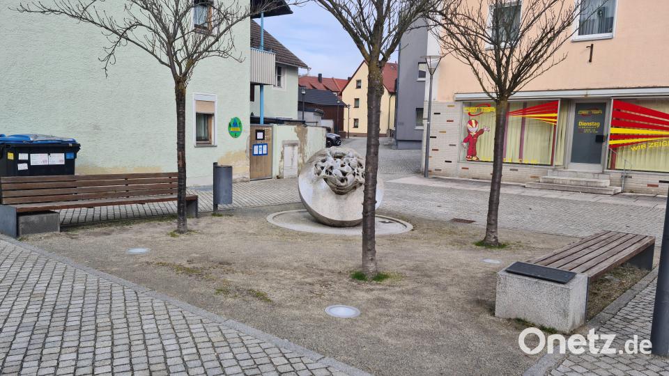 Zur Ehre der Partnerstadt Grafenwörth wurde der kleine Platz an Alter Amberger Straße und Schulstraße nach ihr benannt. Bild: sne