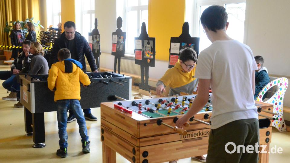 Entspannung an den Kickertischen in der Aula. Bild: Kunz