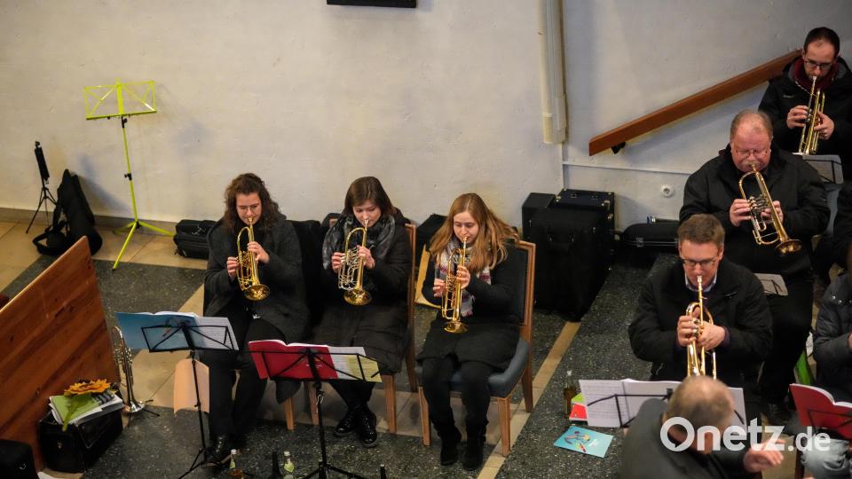 Die drei neuen Posaunenchor-Leiterinnen (von links) Luisa Kretschmer, Doreen Deyerl und Theresa Motschmann sind ausgewiesene Könnerinnen an der Trompete. Bild: gac
