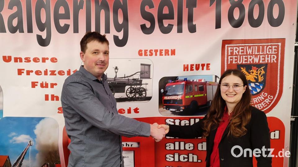 Übergabe des Jugendwart-Amtes von Christian Pöhlmann an Nachfolgerin Franziska Rubenbauer. Bild: Feuerwehr Raigering/exb