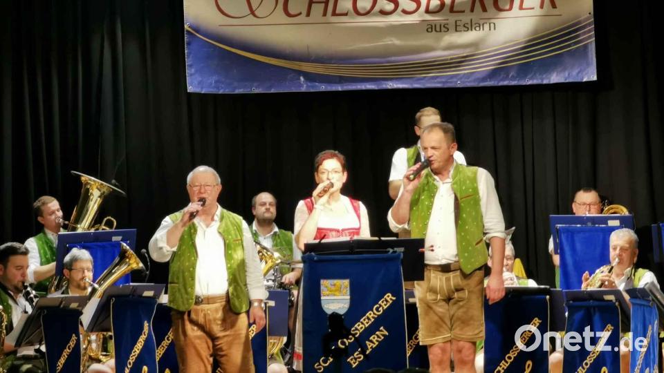 Gemeinsam mit dem Gesangsduo Lisa Grießl und Norbert Roßmann sang Flügelhornist Rudi Salomon den Gassenhauer &quot;In da Binsnlouh&quot;. Bild: gz