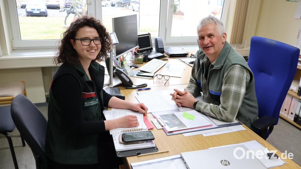 Bei der Übergabe vom Tirschenreuther Forstrevier besprechen Karl-Heinz Melzer und Verena Kosel die demnächst anstehenden Aufgaben. Bild: Judith Zeitler/AELF/exb