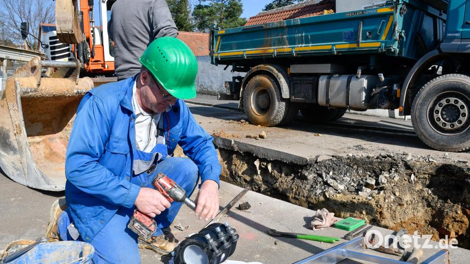 Mit Hilfe einer Manschette wird das defekte Wasserrohr an der Kreuzung der Hollergasse mit der Ludwigstraße im Amberger Eisbergviertel geflickt. Bild: Petra Hartl