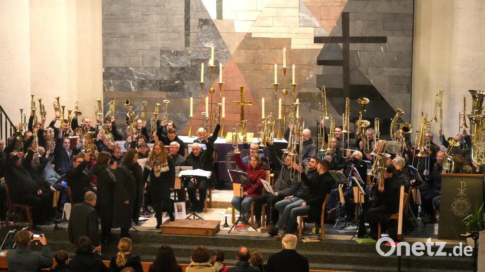 &quot;Soli Deo Gloria - Allein Gott die Ehre&quot; bedeutet der Bläsergruß mit erhobenen Instrumenten. Bild: gac