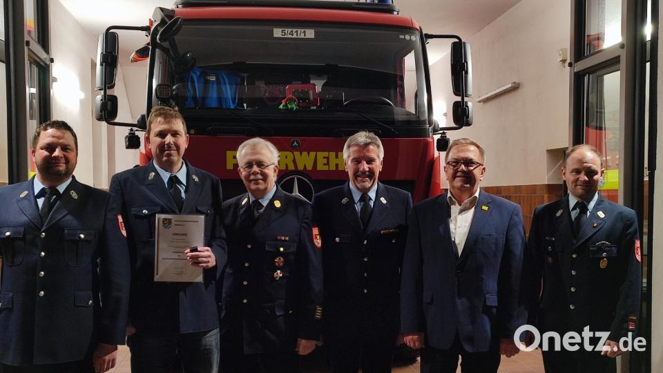 Bei der Ehrung (von links): Zweiter Vorsitzender Manuel Hösl, der langjährige Jugendwart Christian Pöhlmann, Stadtbrandrat Heiner Scharf, Vorsitzender Werner Rubenbauer, Bürgermeister Martin Preuß und Kommandant Thomas Penzkofer. Bild: Feuerwehr Raigering/exb