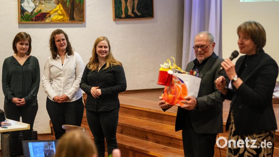 Ein Starterset für die Pflege der ihnen anvertrauten Bläser bekommen die drei neuen Leiterinnen (von links) Doreen Deyerl, Luisa Kretschmer und Theresa Motschmannvon ihrem Vorgänger Kurt Lehnerer und Dekanatskantorin Kerstin Schatz. Bild: gac