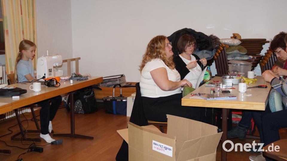 Die erst elfjährige Katharina Böckl (links) näht souverän an ihrer eigenen Maschine. Bild: wel