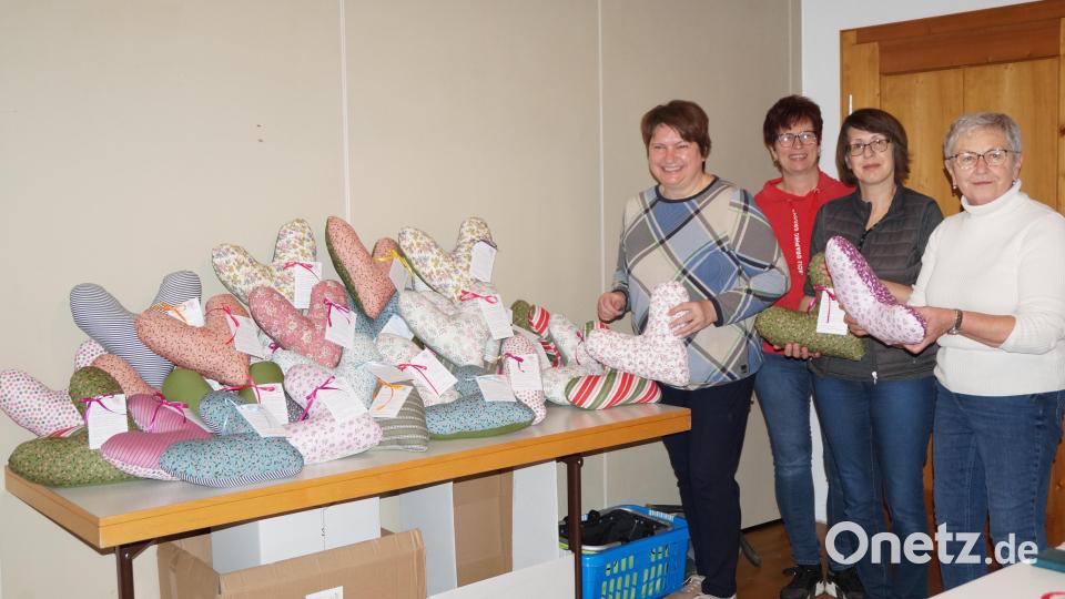Andrea Ruhland, Vorsitzende Heike Klein (von links) und Ehrenmitglied Marianne Fischer (rechts) freuen sich über die vielen Mitwirkenden bei der Aktion. 70 Herzkissen sind für das Klinikum Weiden bestimmt. Bild: wel