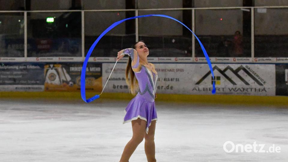 Schaulaufen der ESC Eiskunstlaufabteilung Amberg; hier Melisa Sen. Bild: Petra Hartl